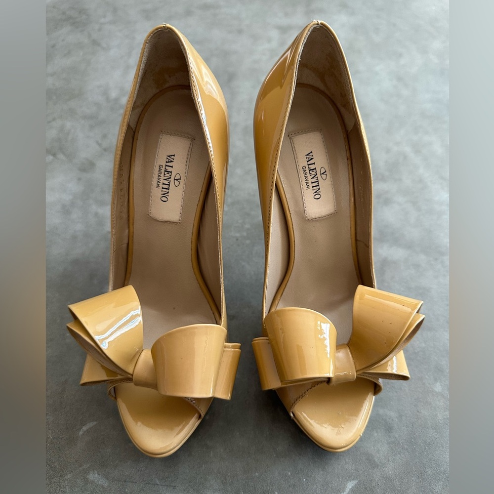 Valentino Garavani Patent Couture Bow Peep Toe 30/125mm Platform Pumps 35
